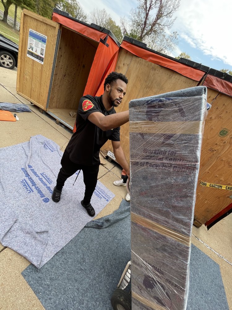 FlashMovers team helping a family move into their new home